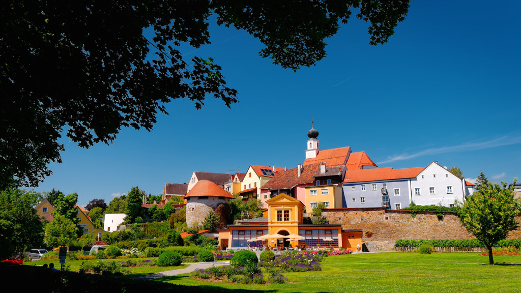 Historische Stadt Schärding Schärding (Bairisch: Scháréng) ist eine Stadt in Oberösterreich mit 4874 Einwohnern (Stand 1. Jänner 2014). Sie liegt am Inn, südlich von Passau, am westlichen Rand des Innviertels, und ist als Bezirkshauptstadt gleichzeitig lokales Zentrum für den umliegenden Bezirk. Quelle: http://de.wikipedia.org/wiki/Sch%C3%A4rding