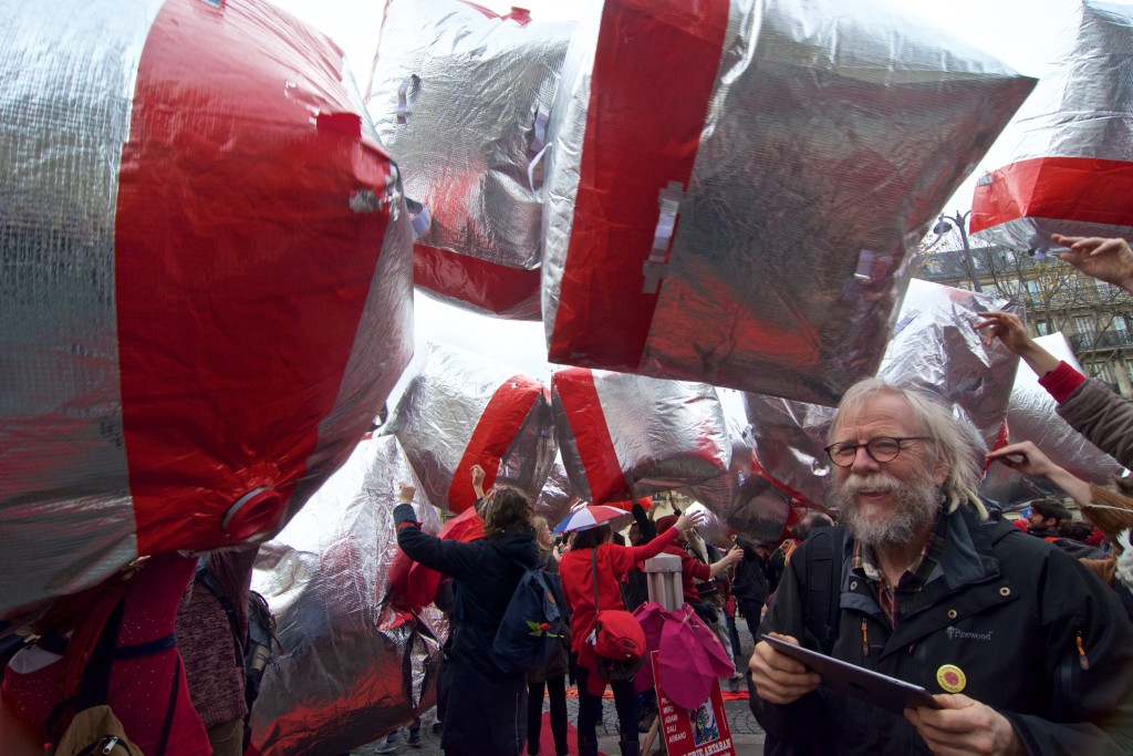 Stop Climate Chaos trip to Paris out come the inflatables (c) eoin campbell