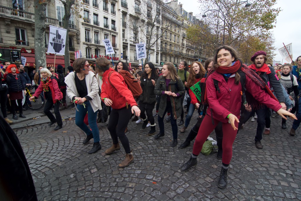 Stop Climate Chaos trip to Paris red line dance (c) Eoin Campbell